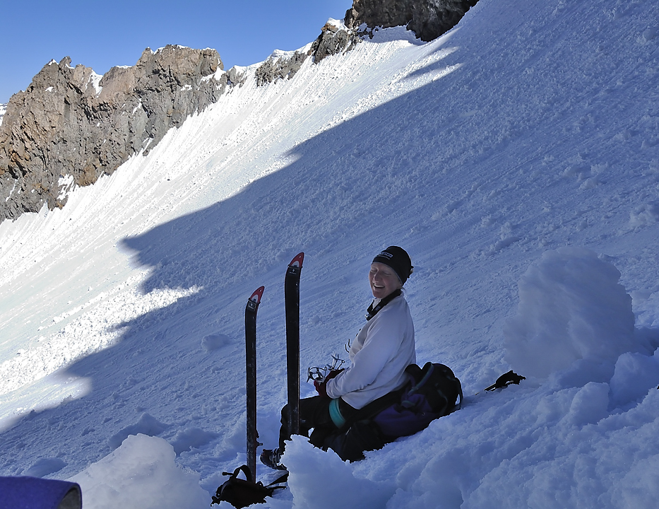 CasseDeserte-DSCN0890-2010-05-24-31.jpg - montee a la Casse Deserte : on pose les ski avant le couloir final qui se fait a crampons