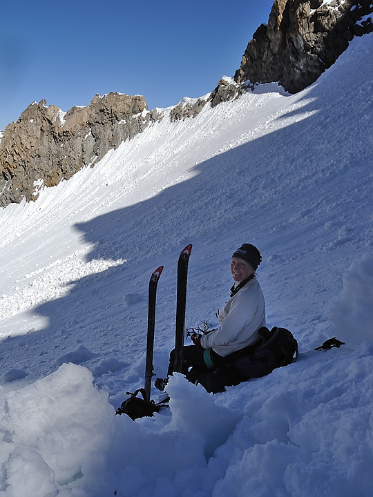 CasseDeserte-DSCN0891-2010-05-24-32.jpg - montee a la Casse Deserte : on pose les ski avant le couloir final qui se fait a crampons