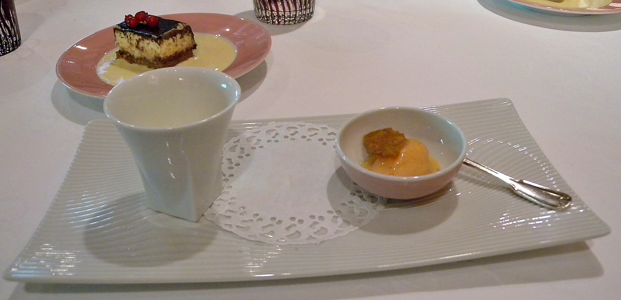 Blanc-DSCN0967-2010-06-20_09.jpg - le pre-dessert: une mousse a la mandarine, une creme "je ne sais plus" et le gateau d'anniversaire