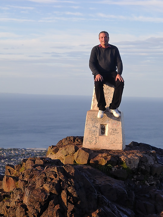 Edinburgh-CAV--2010-07-17_18.jpg - Doron the Greatest on Arthur's Seat