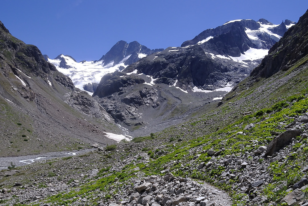 Gioberney--2010-07-24_03.jpg - Montée au refuge de la Pilate --- vue sur les Bans et les Boeufs Rouges