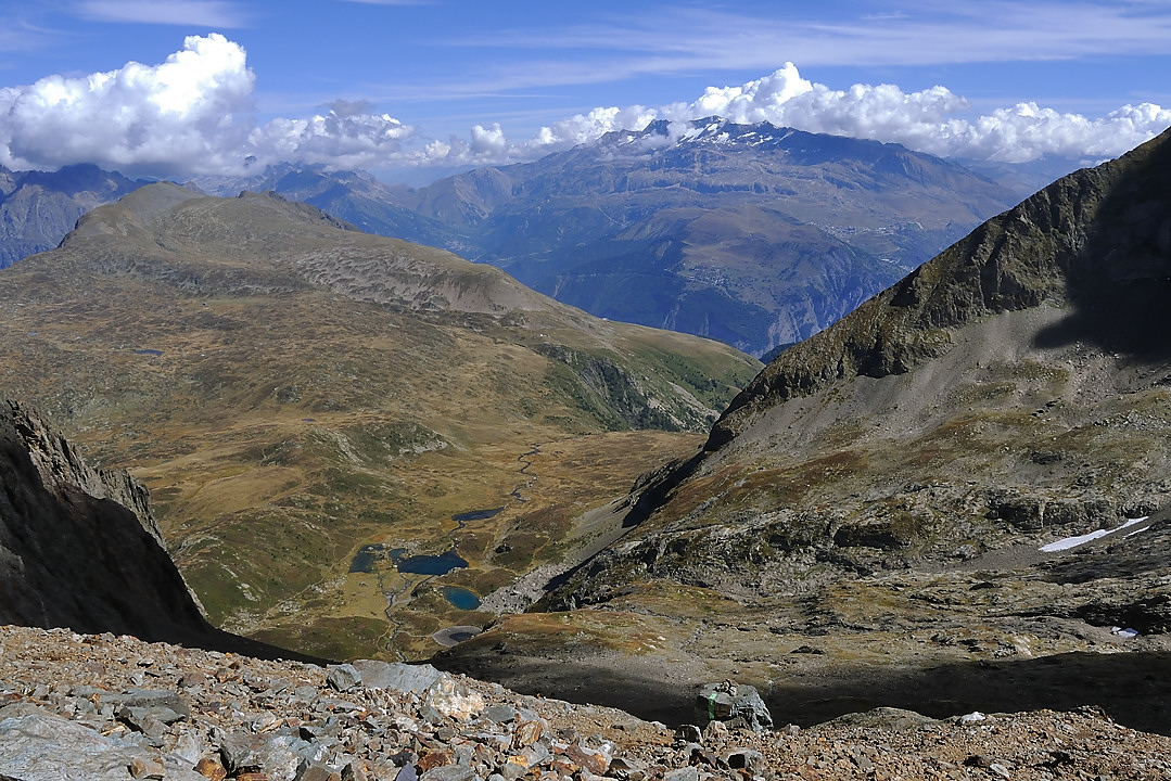 Taillefer-2010-09-12_09.jpg - Dans la descente: les lacs de l'Agneau avec Alpe d'Huez au fond