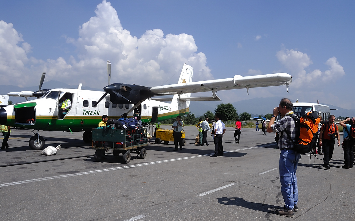 DSCN1681.jpg - KTM - Lukla - Surke (j1): notre avion sur la piste de Katmandou