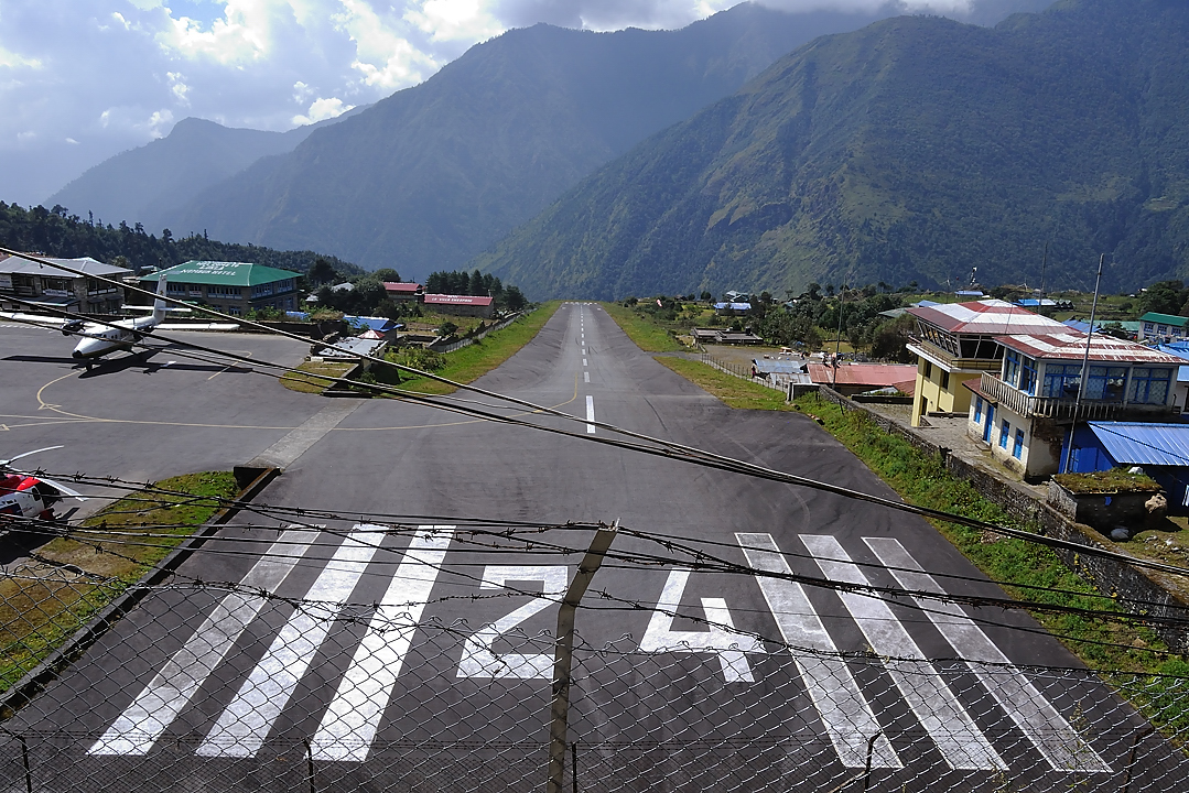 DSCN1687.jpg - KTM - Lukla - Surke (j1) : la fameuse piste pentue de Lukla