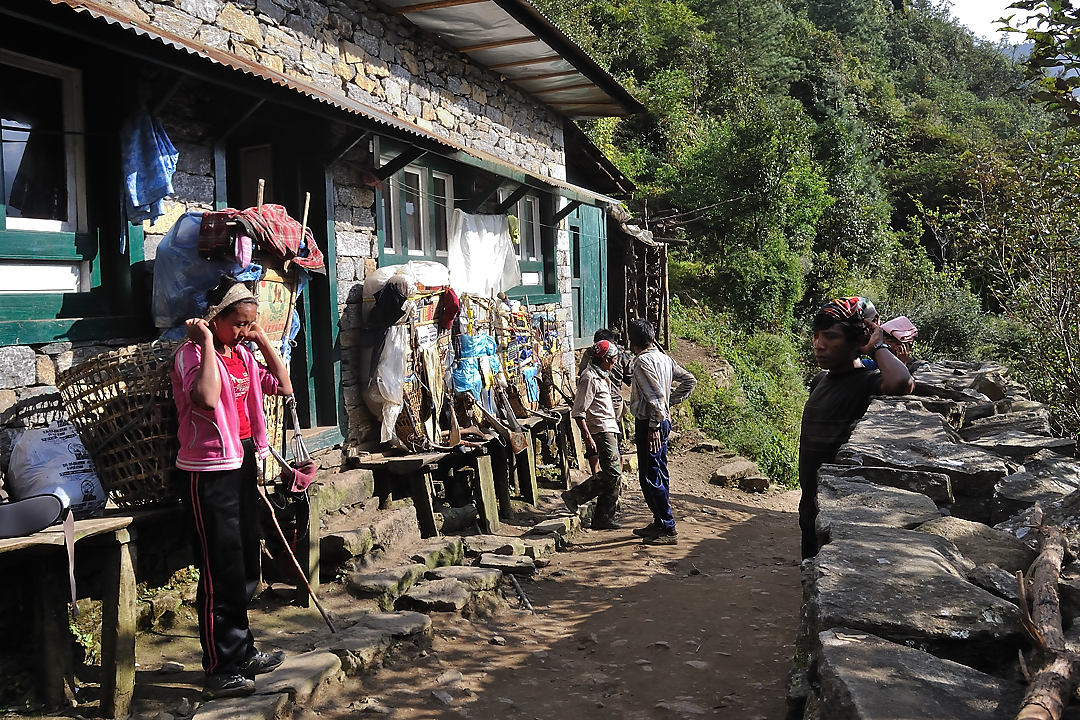 DSCN1699.jpg - KTM - Lukla - Chutok/Poyan (j1) : a partir d'ici, nous ne suivons plus le chemin de Jiri -- nos porteurs et porteuses