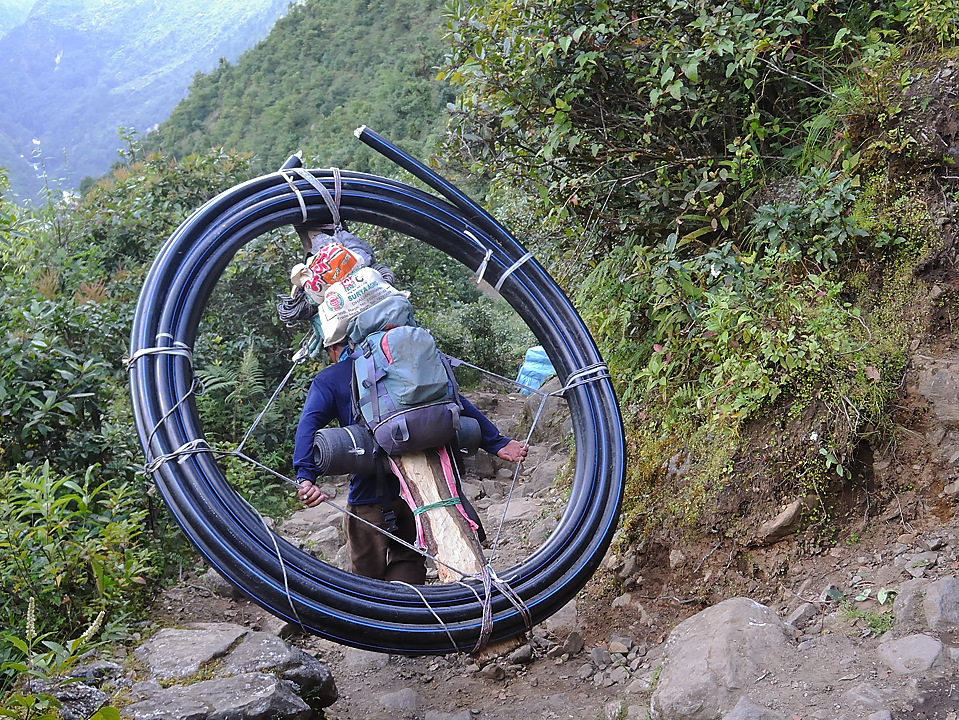 DSCN1708.jpg - KTM - Lukla - Chutok/Poyan (j1) : tout se transporte sur dos d'homme