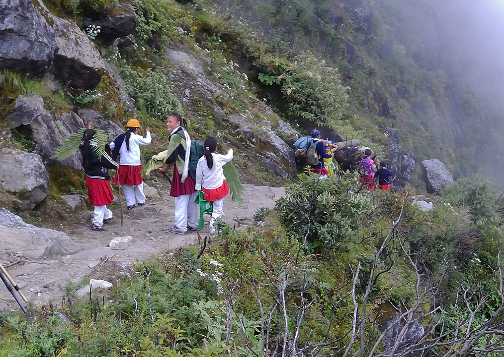 DSCN1718.jpg - KTM - Lukla - Chutok/Poyan (j1) : toujours les memes ecoliers