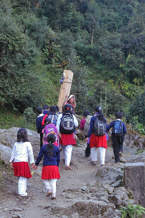 DSCN1727.jpg - KTM - Lukla - Chutok/Poyan (j1): les ecoliers sont toujours avec nous