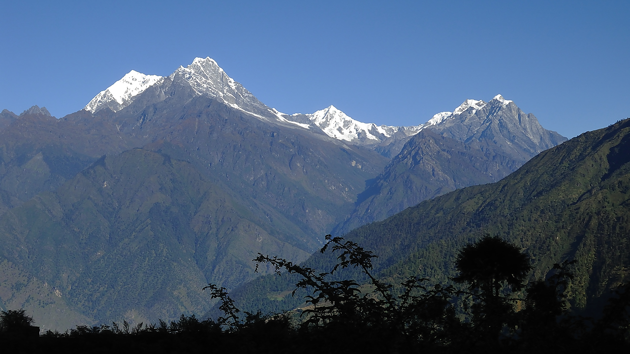 DSCN1761.jpg - Pangkongma - col - Sibuche (j3) : tot le matin il fait grand beau --- vue sur le Karyolung et la valle de la Dudh Khosi