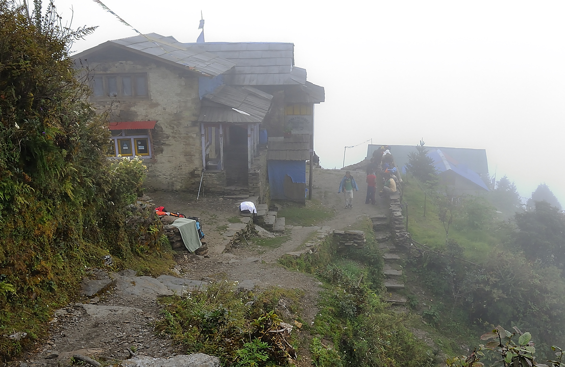 DSCN1779.jpg - Pangkongma - col - Sibuche (j3) : midi a Sibuche, presque tout le temps dans le brouillard