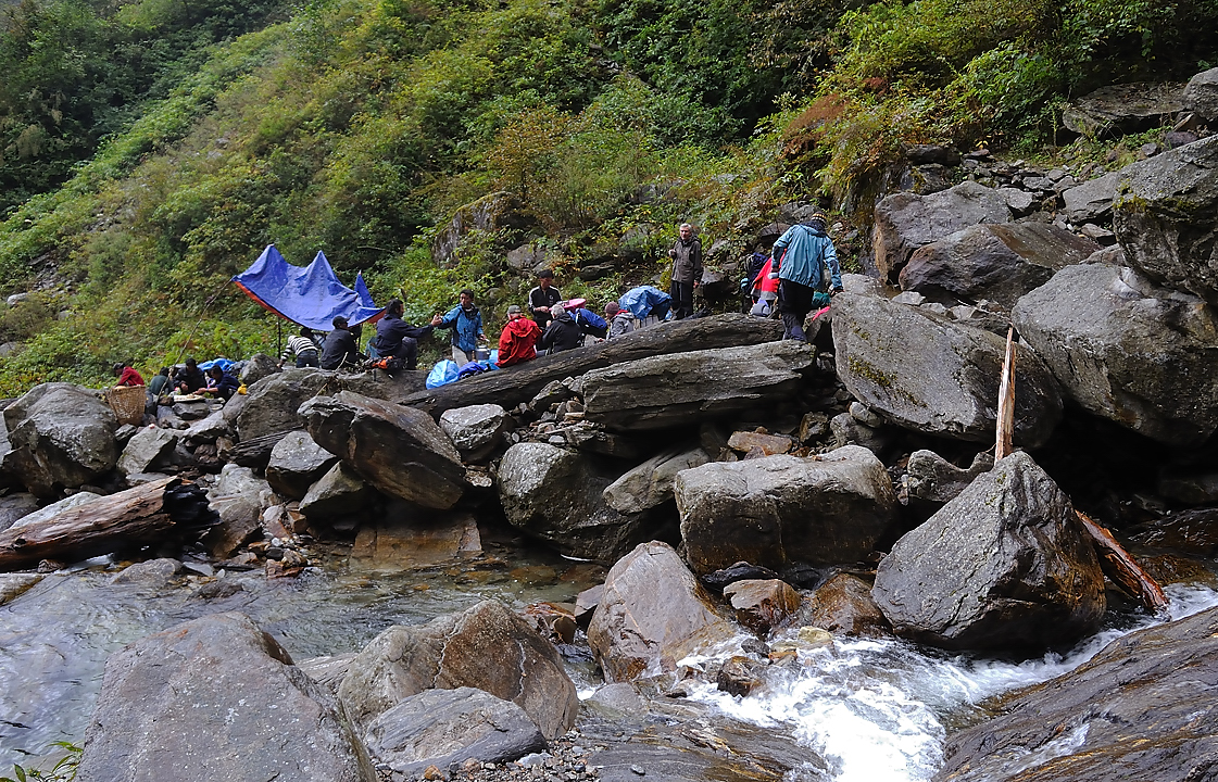 DSCN1814.jpg - Sibuche - la grotte (j4) : la traversee du torrent n'est pas tout simple pour les porteurs bien charges