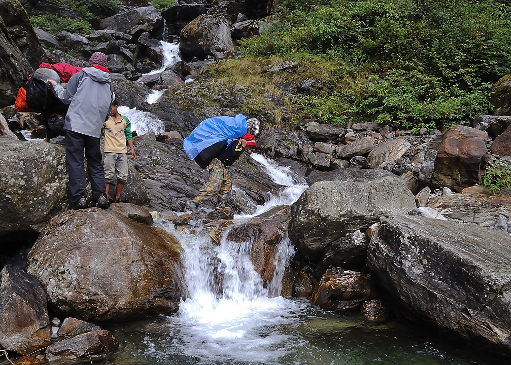 DSCN1816.jpg - Sibuche - la grotte (j4) : la traversee du torrent n'est pas tout simple pour les porteurs bien charges