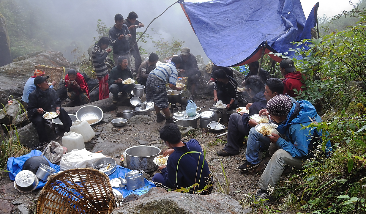 DSCN1818.jpg - Sibuche - la grotte (j4) : pause midi dans un lit de torrent et dans le brouillard --- c'est p.e. la ou j'ai attrape la creve