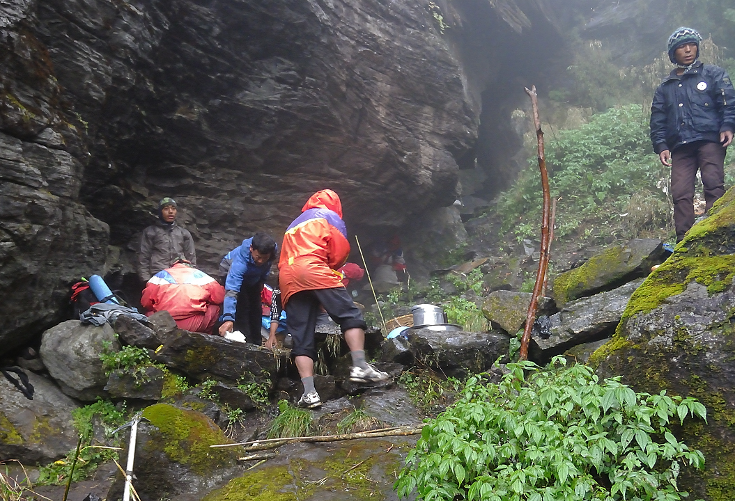 DSCN1823.jpg - La grotte - Kote (j5) : la grotte ou nous avons campe sous la pluie