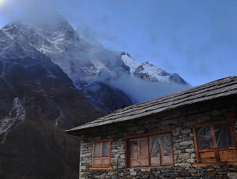 DSCN1868.jpg - Tagnag - Kare (4890m, j7) : au petit matin, vers le Kusum Kangguru ou p.e. plutot l'antecime est du Mera