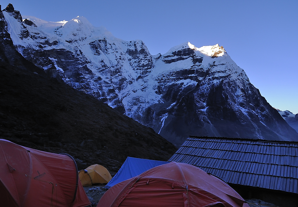 DSCN1893.jpg - acclimatisation a Kare (j8) : au lever du jour le camp est encore calme
