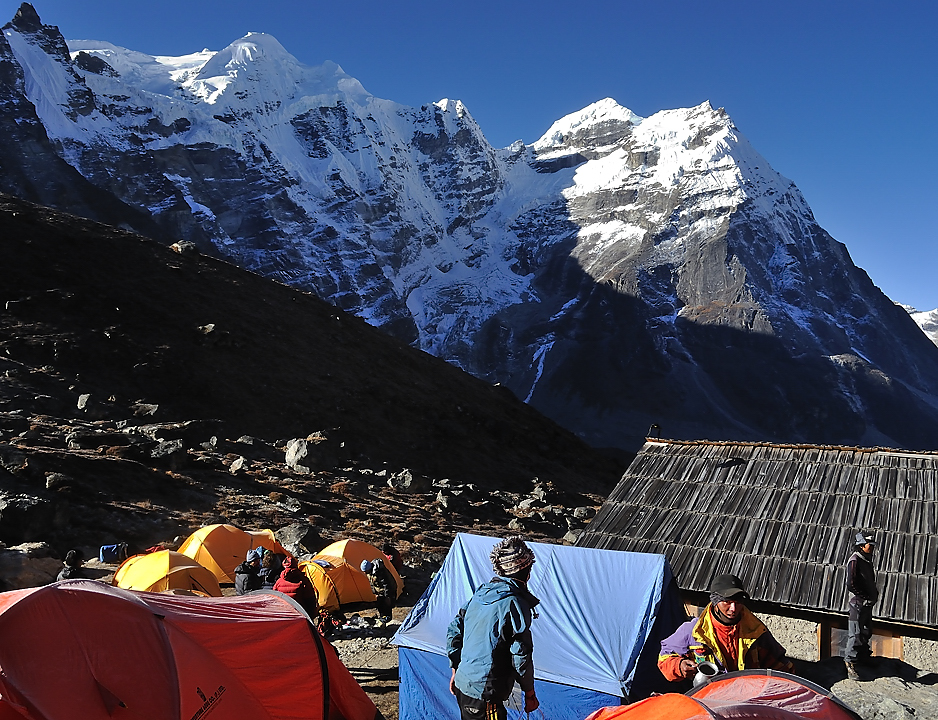 DSCN1897.jpg - acclimatisation a Kare (j8) : au lever du soleil, le camp s'anime