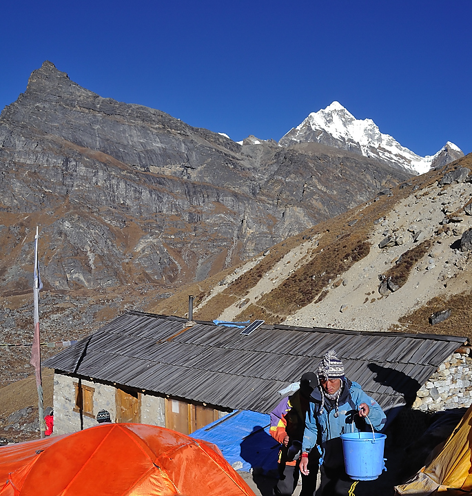 DSCN1898.jpg - acclimatisation a Kare (j8) : au lever du soleil, le camp s'anime --- au fond, le sommet nord dans le massif du Tangtse (1 sur ma carte)