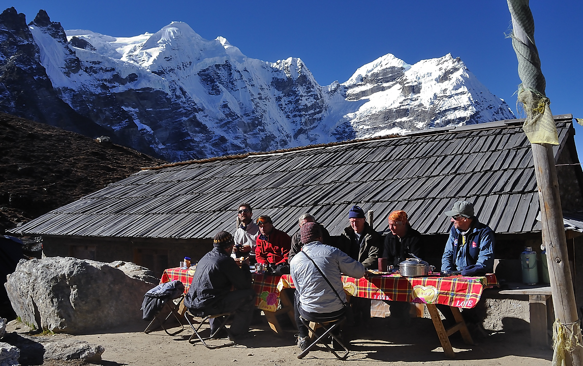 DSCN1909.jpg - acclimatisation a Kare (j8) : petit dej au soleil