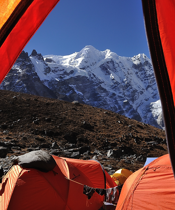 DSCN1912.jpg - acclimatisation a Kare (j8) : un peu de bulage avant les exercices --- vue de la tente