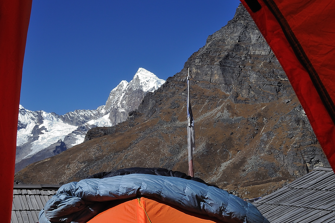 DSCN1913.jpg - acclimatisation a Kare (j8) : un peu de bulage avant les exercices --- vue de la tente -- au fond le Tangtse (p.e.)