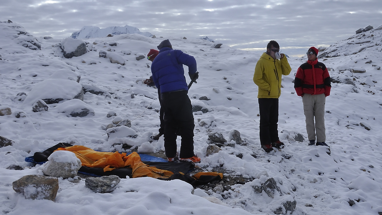 DSCN1948.jpg - Mera La - High camp (5790m, j10) : le matin, reveil au camp du col sous la neige