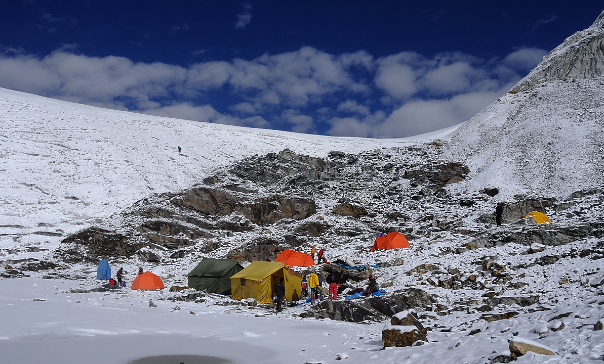 DSCN1949.jpg - Mera La - High camp (5790m, j10) : le matin, reveil au camp du col sous la neige
