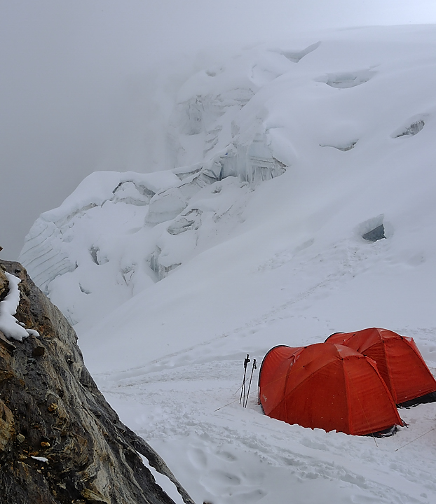 DSCN1954.jpg - Mera La - High camp (5790m, j10) : au high camp, nous passons l'apres-midi dans le brouillard, mais avec le soleil jamais bien loin --- notre camp sur la neige
