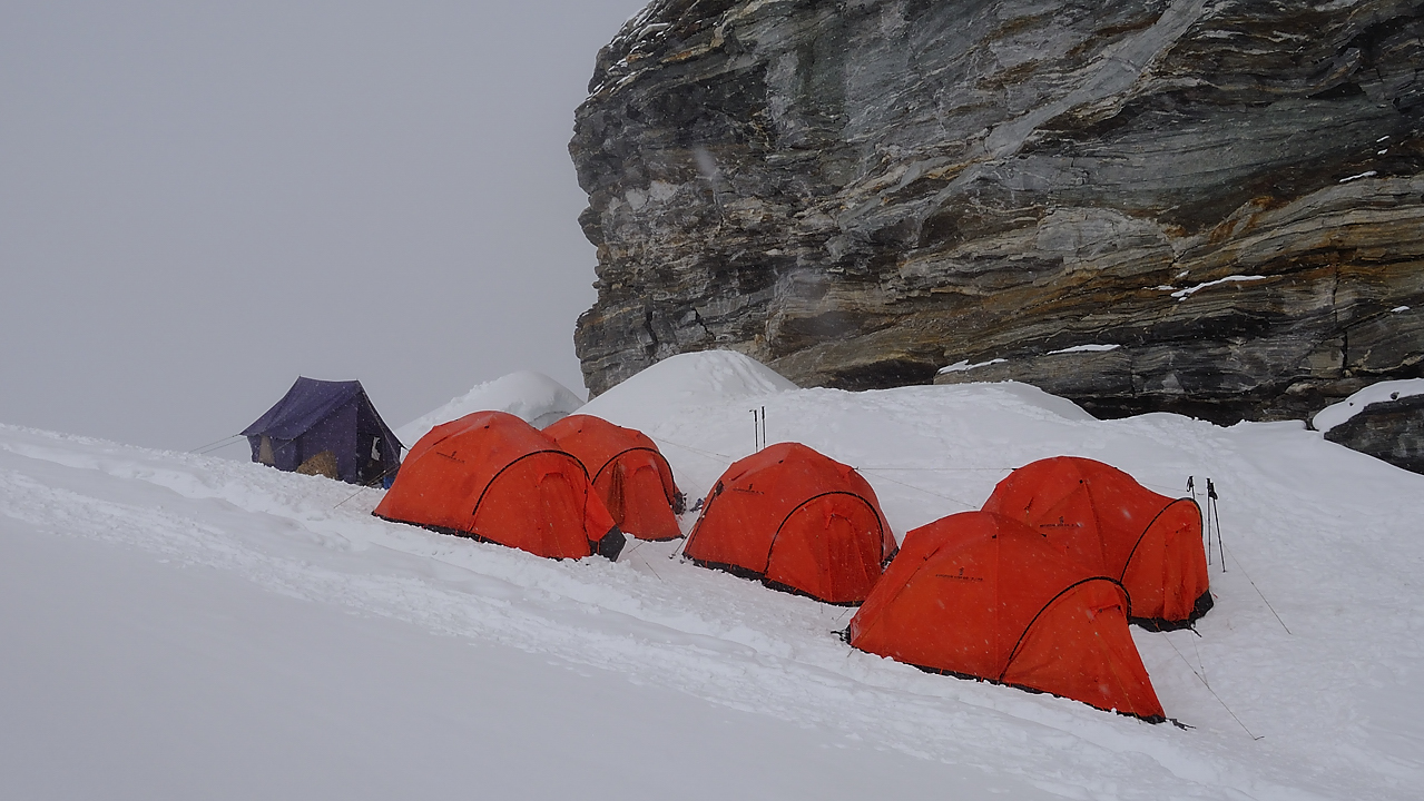 DSCN1956.jpg - Mera La - High camp (5790m, j10) : au high camp, nous passons l'apres-midi dans le brouillard, mais avec le soleil jamais bien loin --- notre camp sur la neige