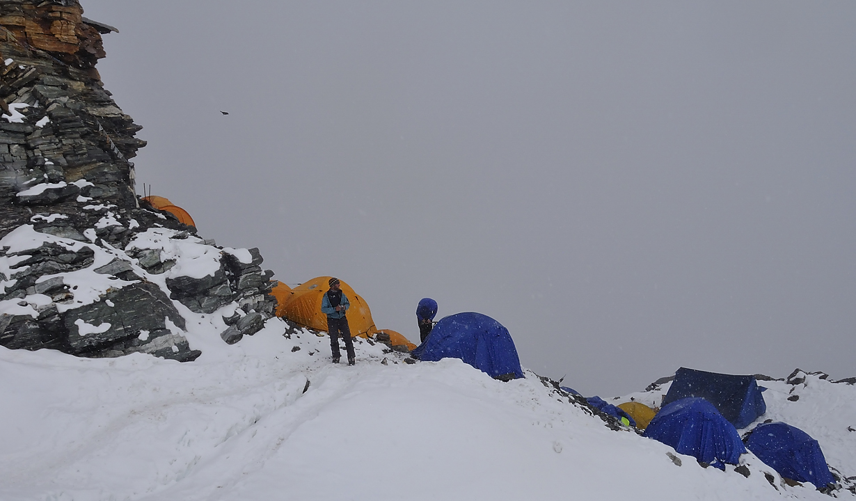 DSCN1957.jpg - Mera La - High camp (5790m, j10) : au high camp, nous passons l'apres-midi dans le brouillard, mais avec le soleil jamais bien loin --- d'autres camps au secs et accroches dans la pente est