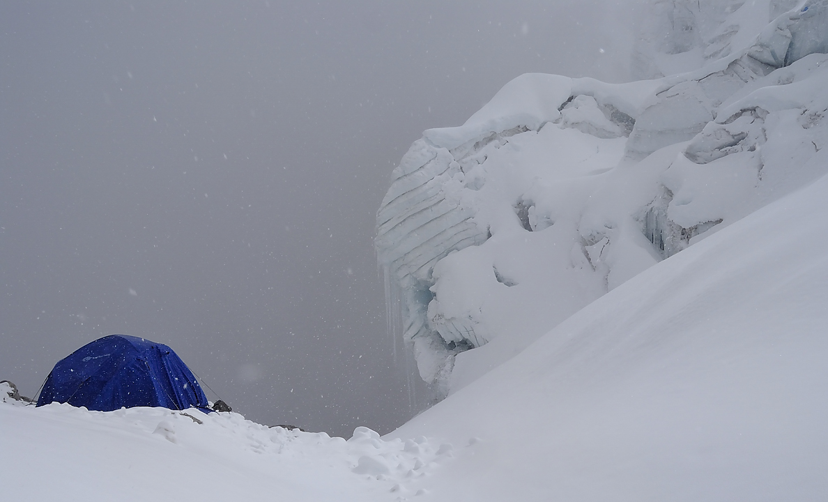 DSCN1958.jpg - Mera La - High camp (5790m, j10) : au high camp, nous passons l'apres-midi dans le brouillard, mais avec le soleil jamais bien loin --- d'autres camps au secs et accroches dans la pente est
