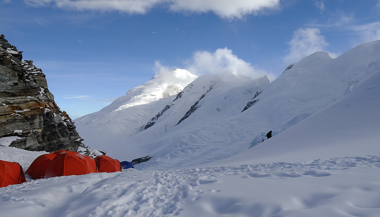 DSCN1963.jpg - Mera La - High camp (5790m, j10) : enfin, en fin d'apres-midi, le ciel se degage --- le sommet tout proche qu'on a deja vu du Mera La