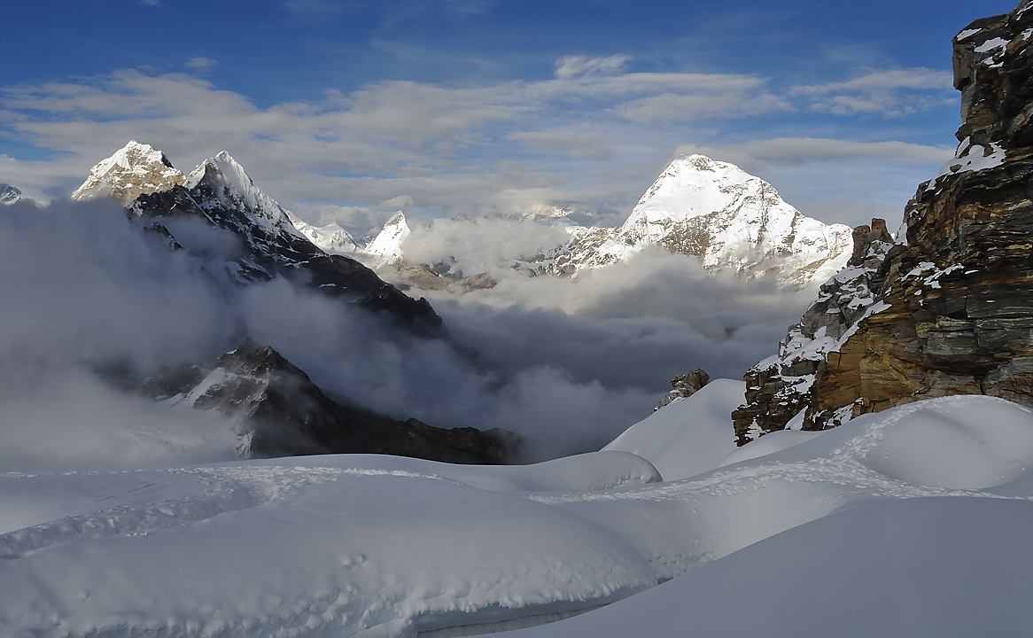 DSCN1964.jpg - Mera La - High camp (5790m, j10) : enfin, en fin d'apres-midi, le ciel se degage --- a gauche Peak 41, a dtoite le Chamlang, au milieu encore dans les nuages le Makalu