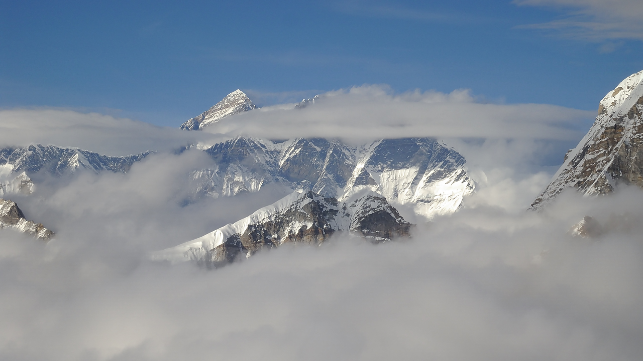 DSCN1966.jpg - Mera La - High camp (5790m, j10) : enfin, en fin d'apres-midi, le ciel se degage --- L'Everest presque bien degage