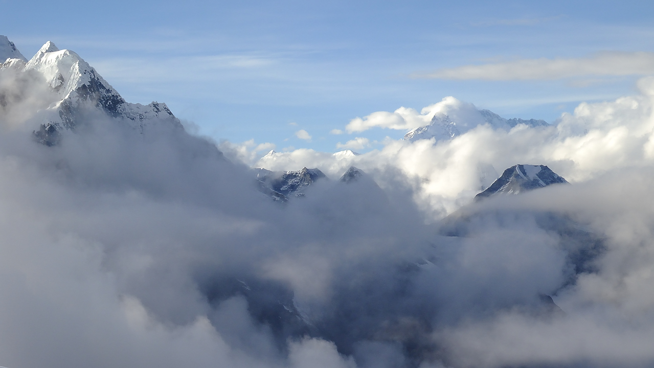DSCN1968.jpg - Mera La - High camp (5790m, j10) : enfin, en fin d'apres-midi, le ciel se degage --- au fond le Cho Oyu (si c'est vrai)