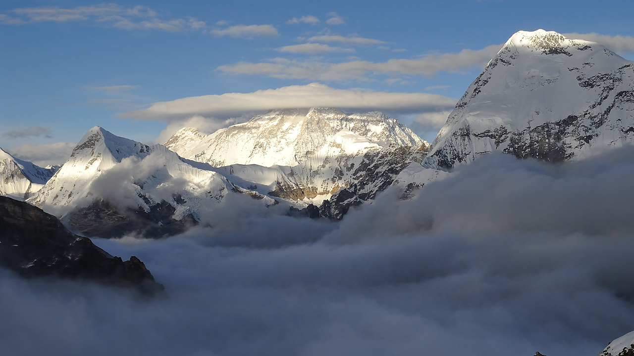DSCN1969.jpg - Mera La - High camp (5790m, j10) : enfin, en fin d'apres-midi, le ciel se degage --- le Makalu pas tout a fait degage, et a droite le Chamlang (?)