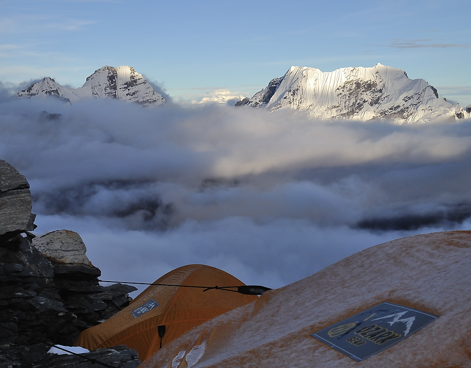 DSCN1971.jpg - Mera La - High camp (5790m, j10) : enfin, en fin d'apres-midi, le ciel se degage --- au loin, le Kanchenjunga