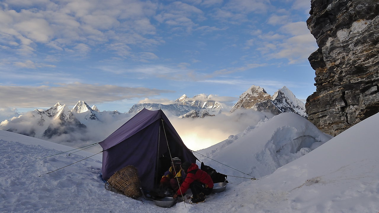DSCN1972.jpg - Mera La - High camp (5790m, j10) : enfin, en fin d'apres-midi, le ciel se degage --- a droite le Peak 41 (je pense), Puis, LothseShar, Lotse, Nuptse, Everst pas tout a fait degage, puis se pointe Amadablam derriere le couple Tangtse/KangTaiga