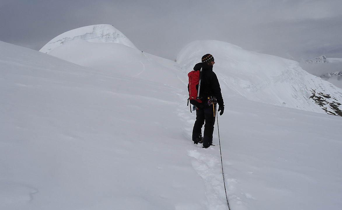 DSCN1975.jpg - High Camp - Mera Peak (6430m) - Kongma Dingma (j11) : Guillaume, presqu'en haut --- les vrais sommets a droite