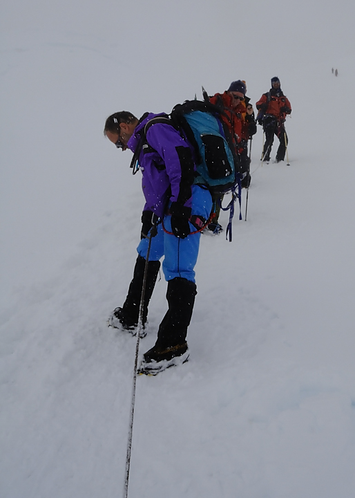 DSCN1978.jpg - High Camp - Mera Peak (6430m) - Kongma Dingma (j11) : la descente se passe franchement dans le brouillard
