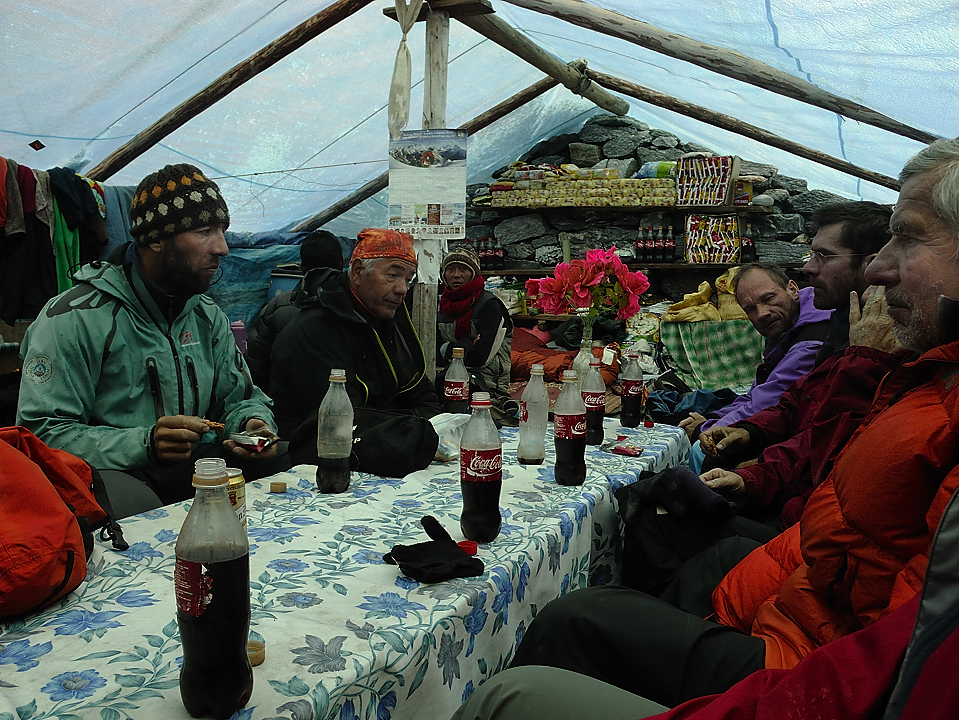 DSCN1979.jpg - High Camp - Mera Peak (6430m) - Kongma Dingma (j11) : au dessous du Mera la, un petit teahouse permet d'attendre que la pluie se calme un peu --- et de se remonter le moral