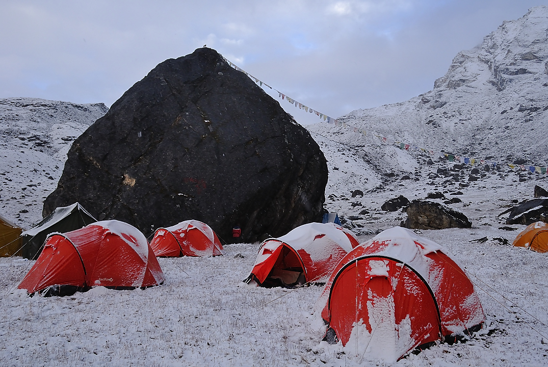 DSCN1981.jpg - Kongma Dingma - Panch Pokari (j12) : il y a encore neige cette nuit