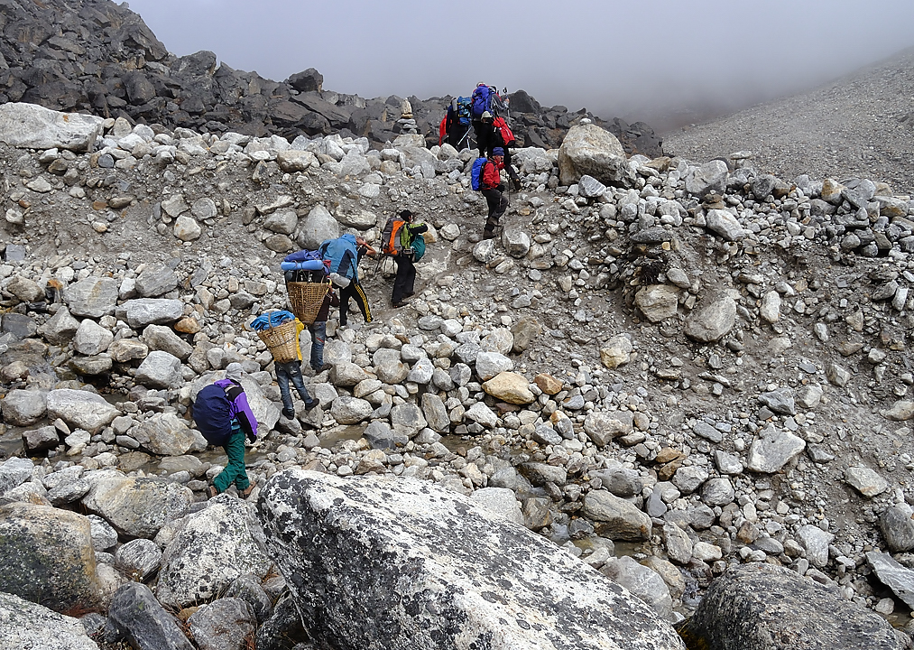 DSCN1985.jpg - Kongma Dingma - Panch Pokari (j12) au moment du depart, nous sommes deja dans le brouillard