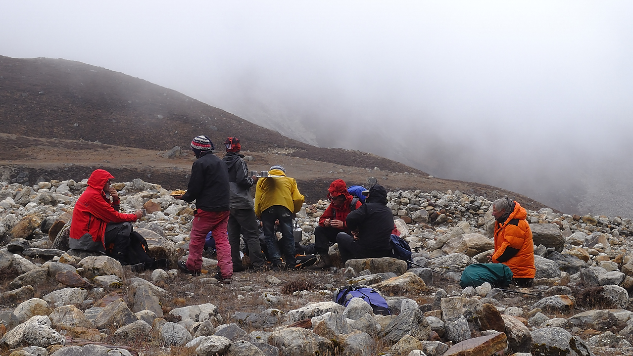 DSCN1987.jpg - Kongma Dingma - Panch Pokari (j12) : pause midi dans le vent et sous la bruine