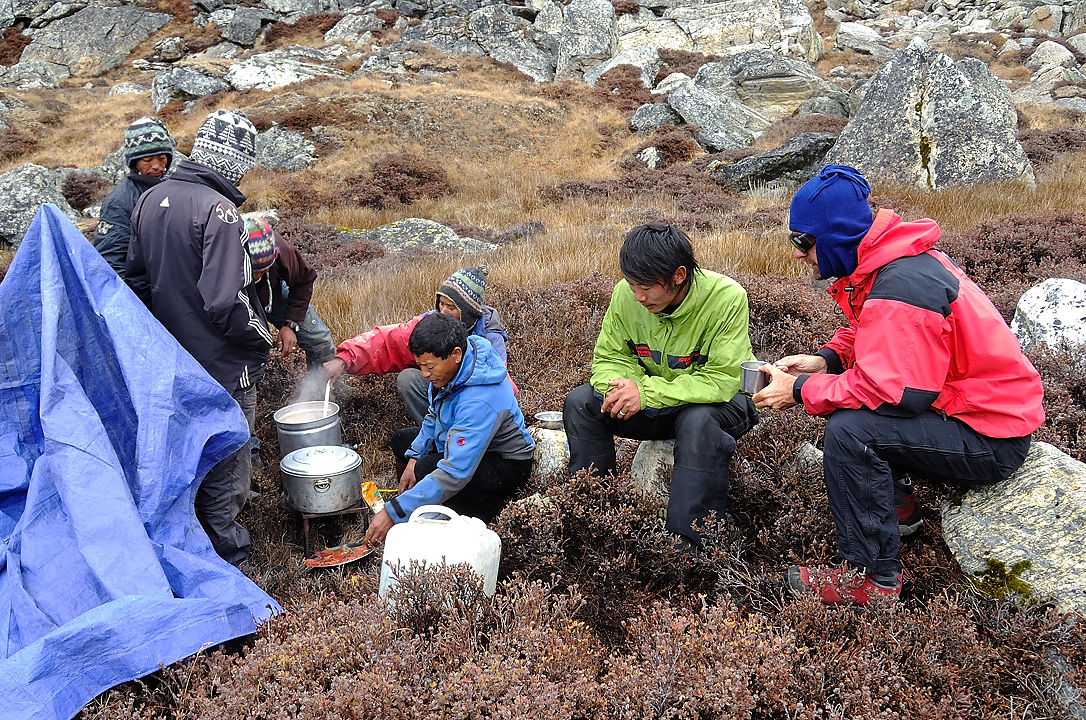DSCN1988.jpg - Kongma Dingma - Panch Pokari (j12) : pause midi dans le vent et sous la bruine