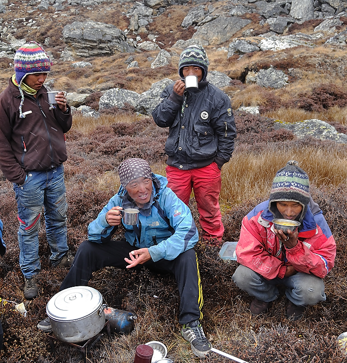 DSCN1990.jpg - Kongma Dingma - Panch Pokari (j12) : pause midi dans le vent et sous la bruine
