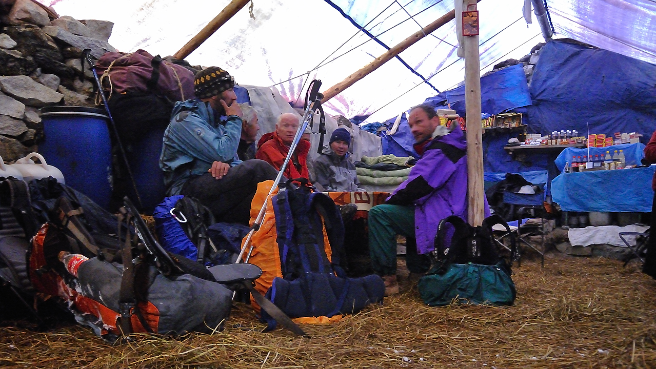 DSCN1992.jpg - Kongma Dingma - Panch Pokari (j12) : pause 4h au tea house pendant que dehors il neigeote