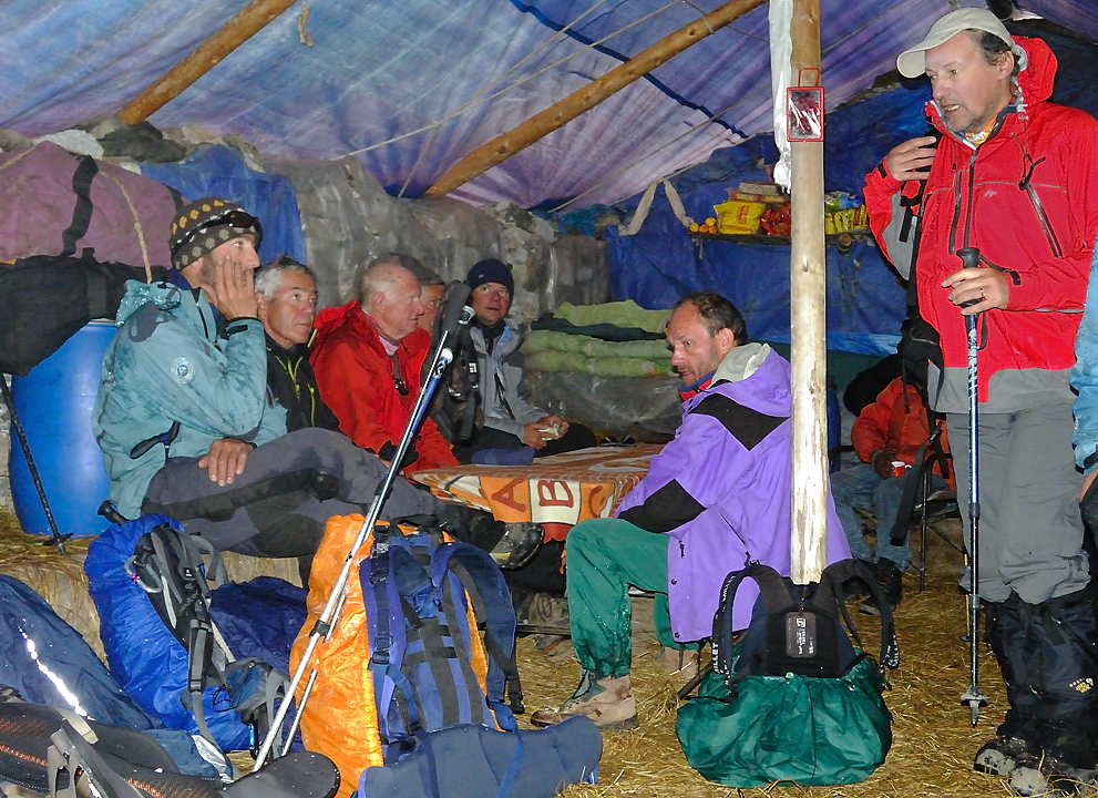 DSCN1993.jpg - Kongma Dingma - Panch Pokari (j12) : pause 4h au tea house pendant que dehors il neigeote