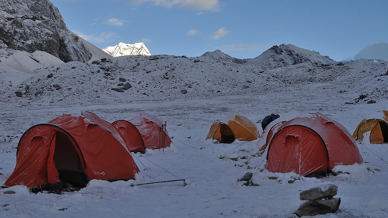 DSCN1994.jpg - Panch Pokari - Westcol high camp (5725m, j13) : encore un reveil sous la neige mais enfin il fait beau le matin