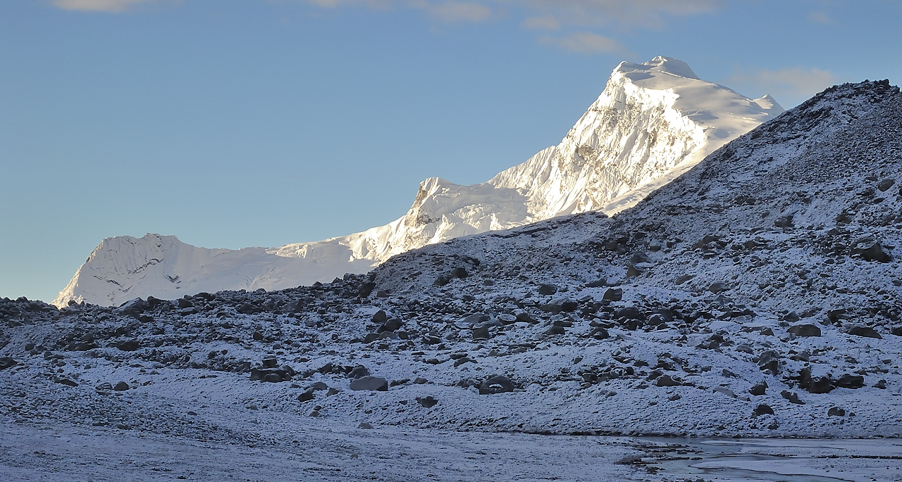 DSCN1995.jpg - Panch Pokari - Westcol high camp (5725m, j13) : encore un reveil sous la neige mais enfin il fait beau le matin